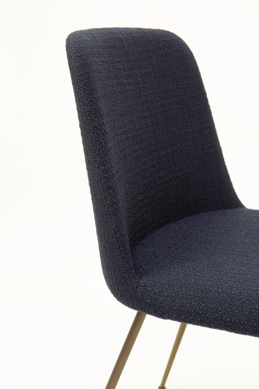 &tradition Rely HW8 gestoffeerde stoel Black Silk Leather
