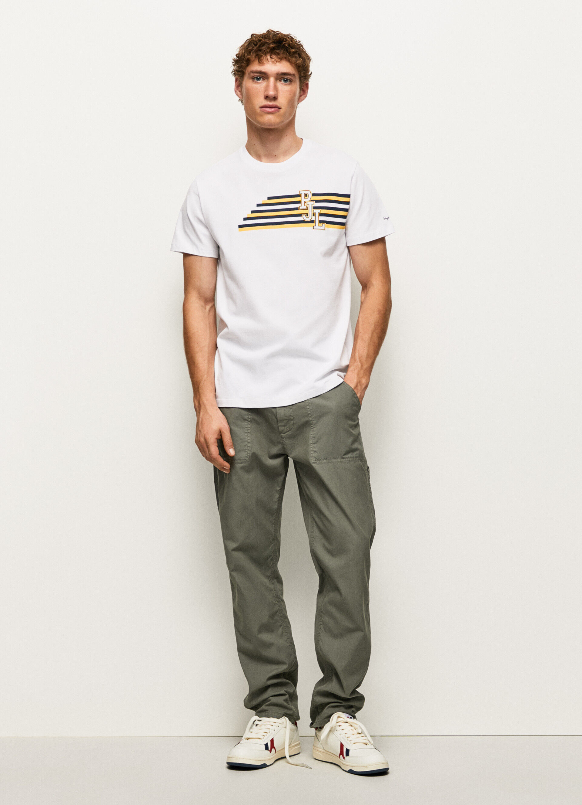 CAMISETA COM LOGOTIPO - branca