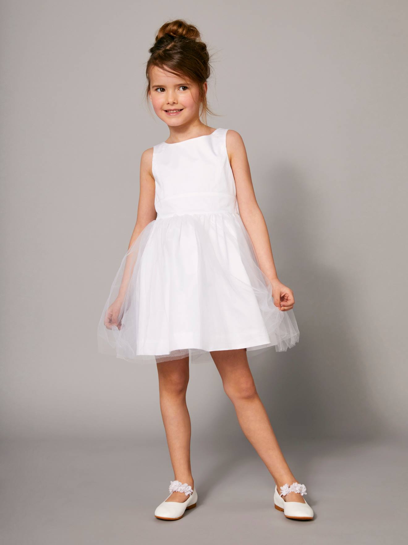 Vestido formal de cetim e musselina bege para menina, com maquiagem.