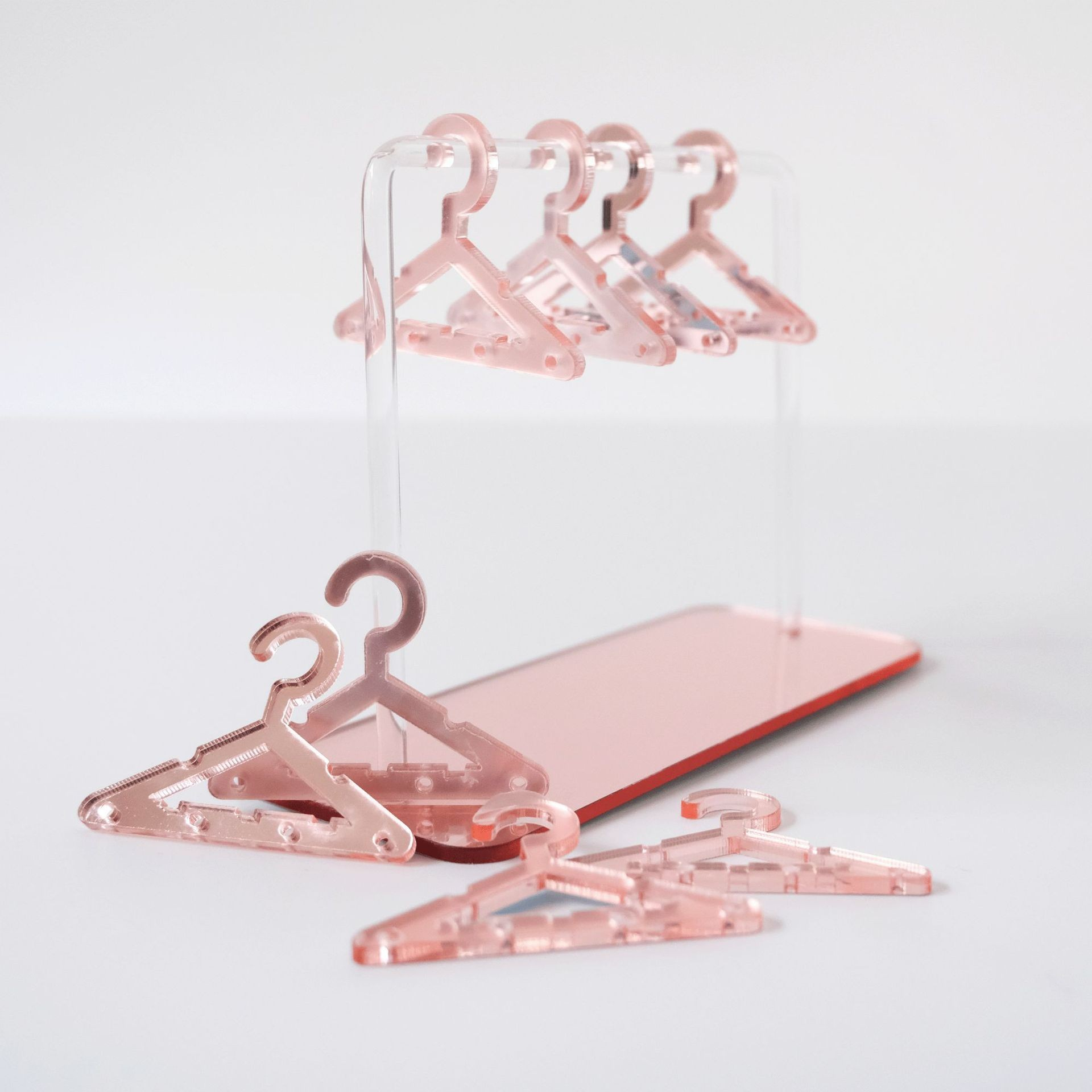 (15x11cm) Acryl Schmuck Ständer Accessoire Halter für Ohrringe mit Mini Kleiderbügel - Roségold