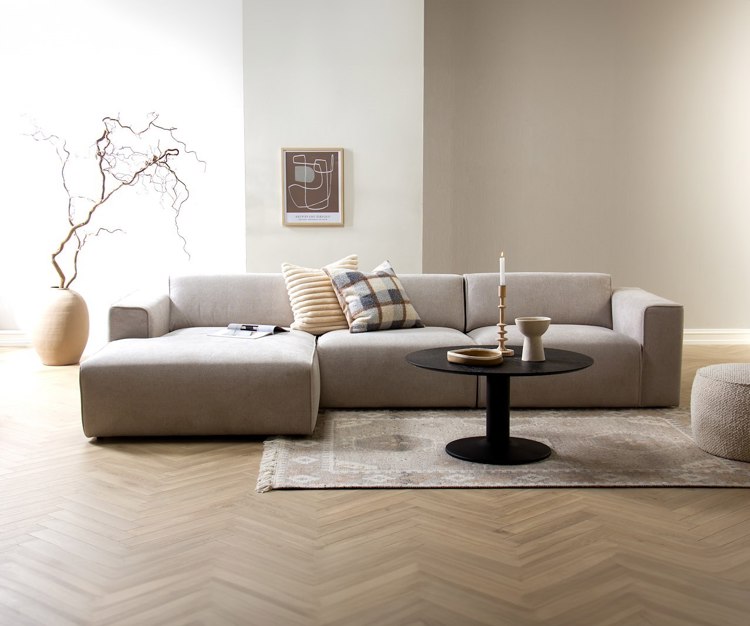 Enjoy sofa 3-seter med sjeselong venstre. Tekstil Mito 01 Antique White med sorte ben