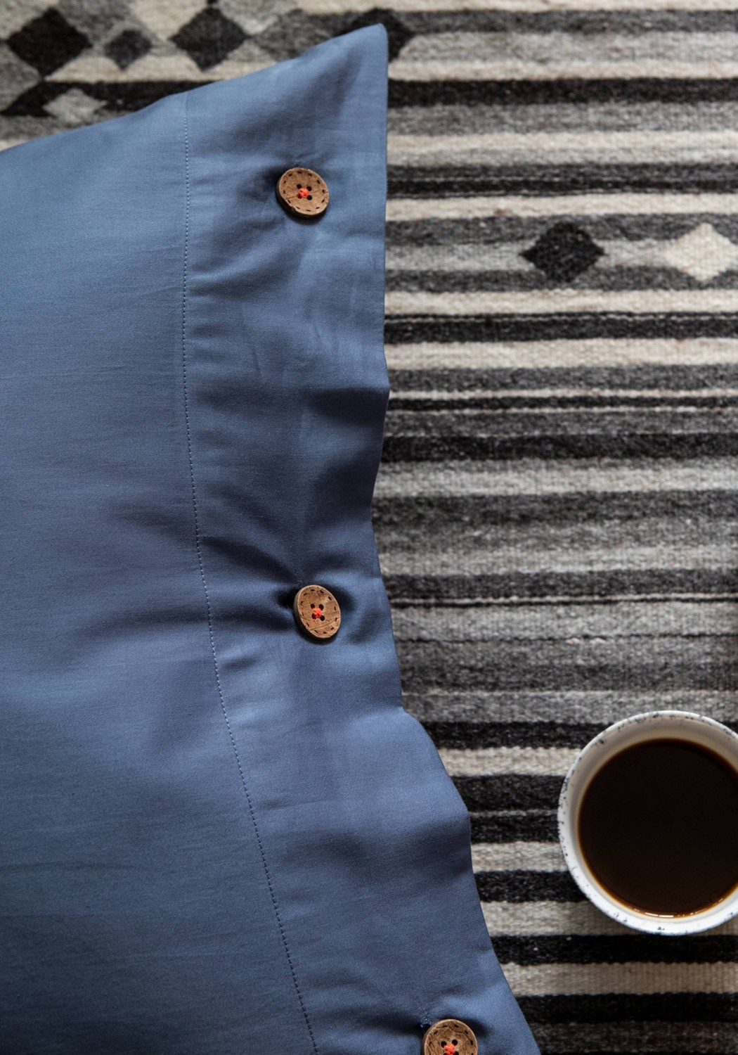 Storyfabrics Kissenbezug mit Kokosknöpfen Satin Taubenblau