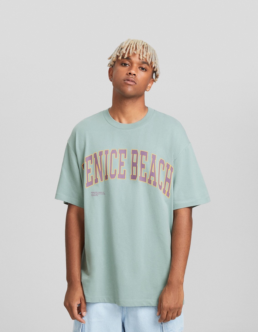Camiseta de manga curta com estampa e modelagem quadrada