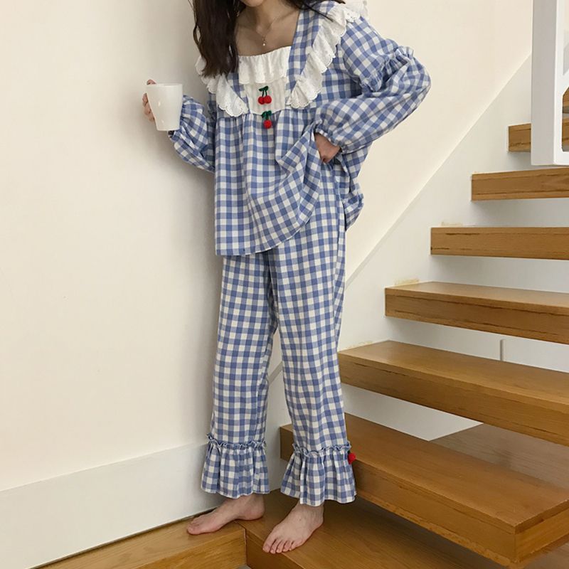 Dshe - Pyjamaset met kersenrood ruitmotief: top met kanten pofmouwen en lange mouwen + broek met ruches