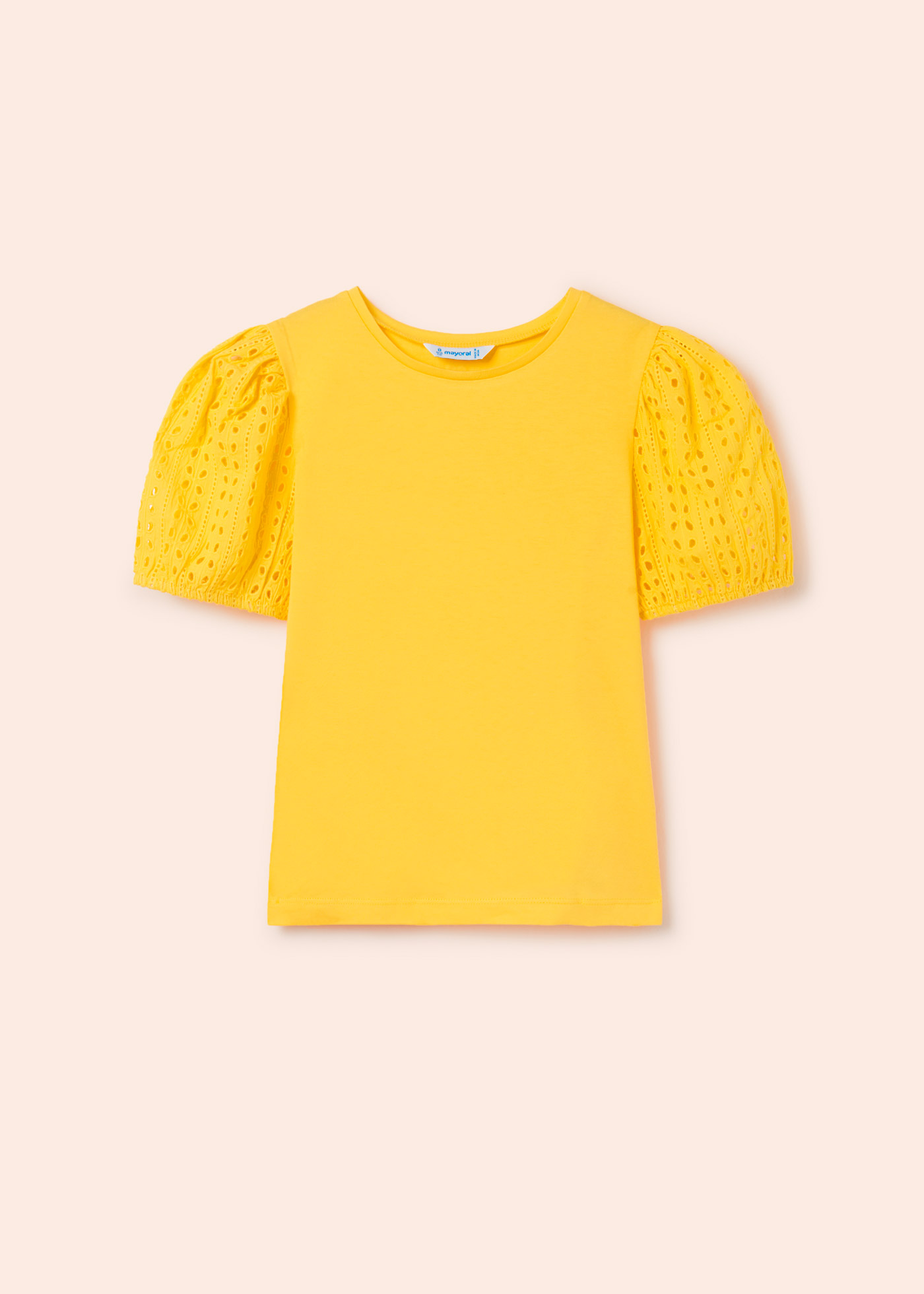Camiseta feminina de manga curta perfurada, feita de algodão sustentável.