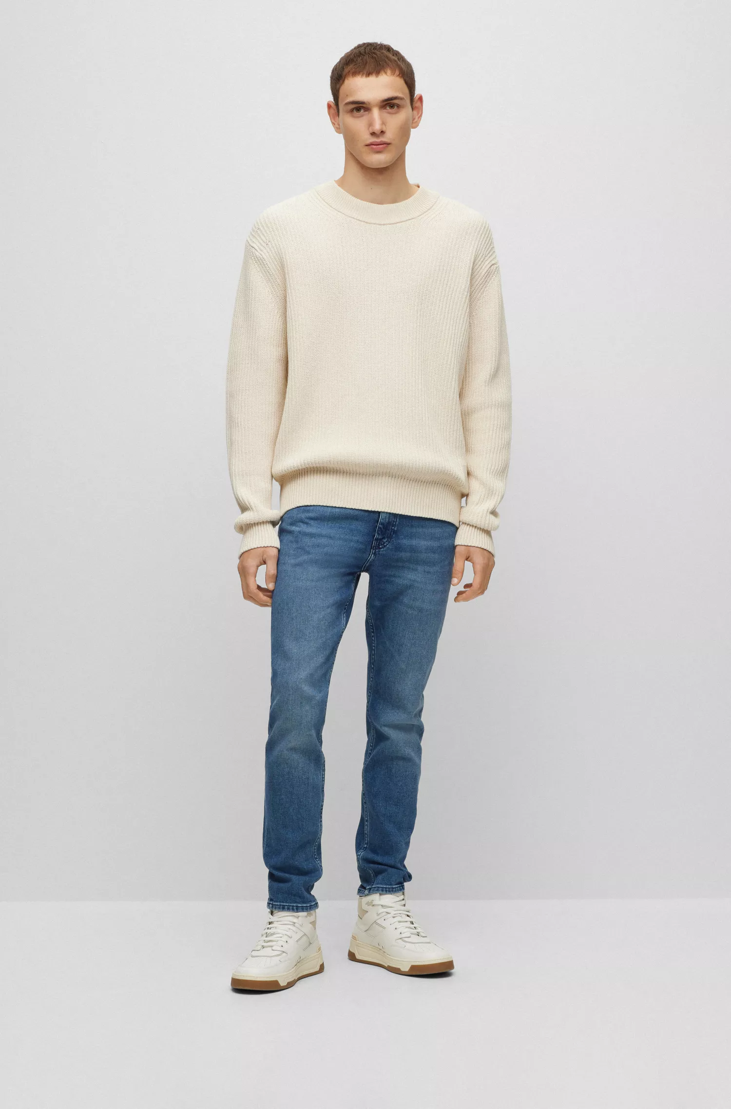 Calça jeans BOSS laranja, corte slim, em denim confortável e elástico na cor azul médio.