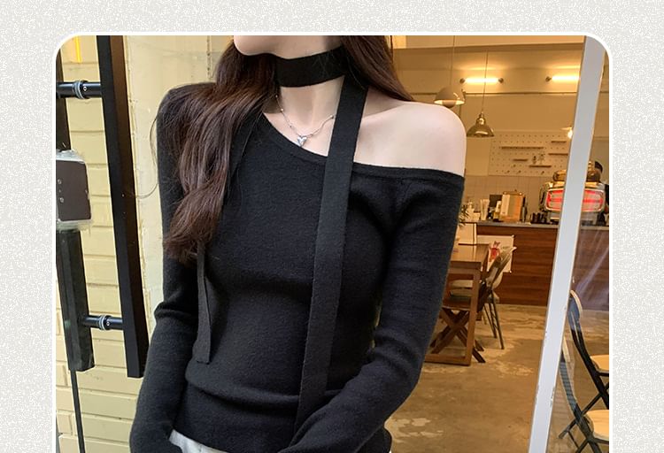 Joyciful - Asymmetrische, effen gebreide top met lange mouwen en off-shouldermotief