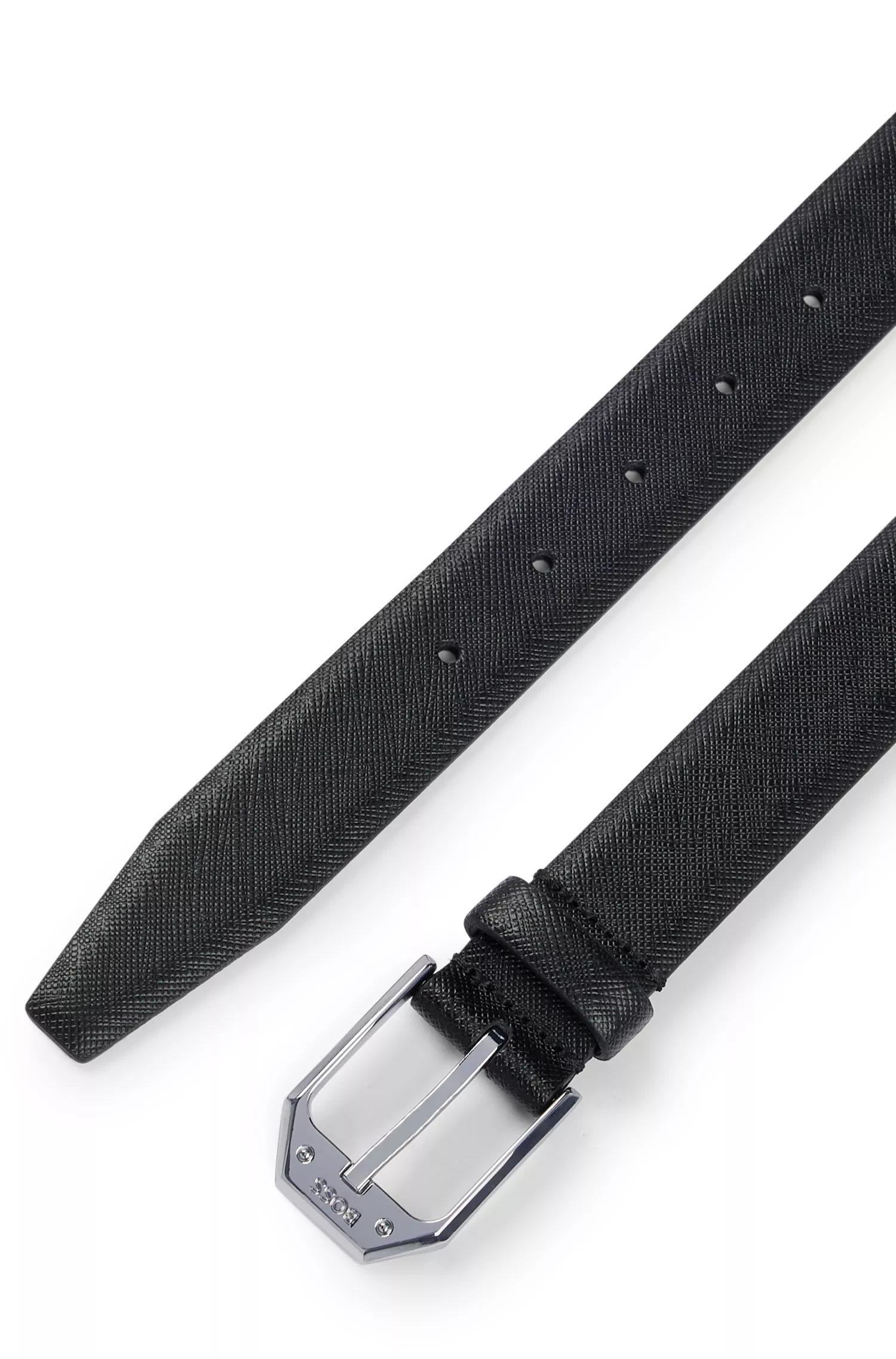 Cinto BOSS em couro italiano preto com fivela angulada com a marca.