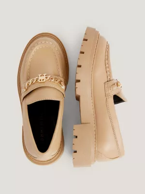 Mocassins com sola grossa escovada e corrente