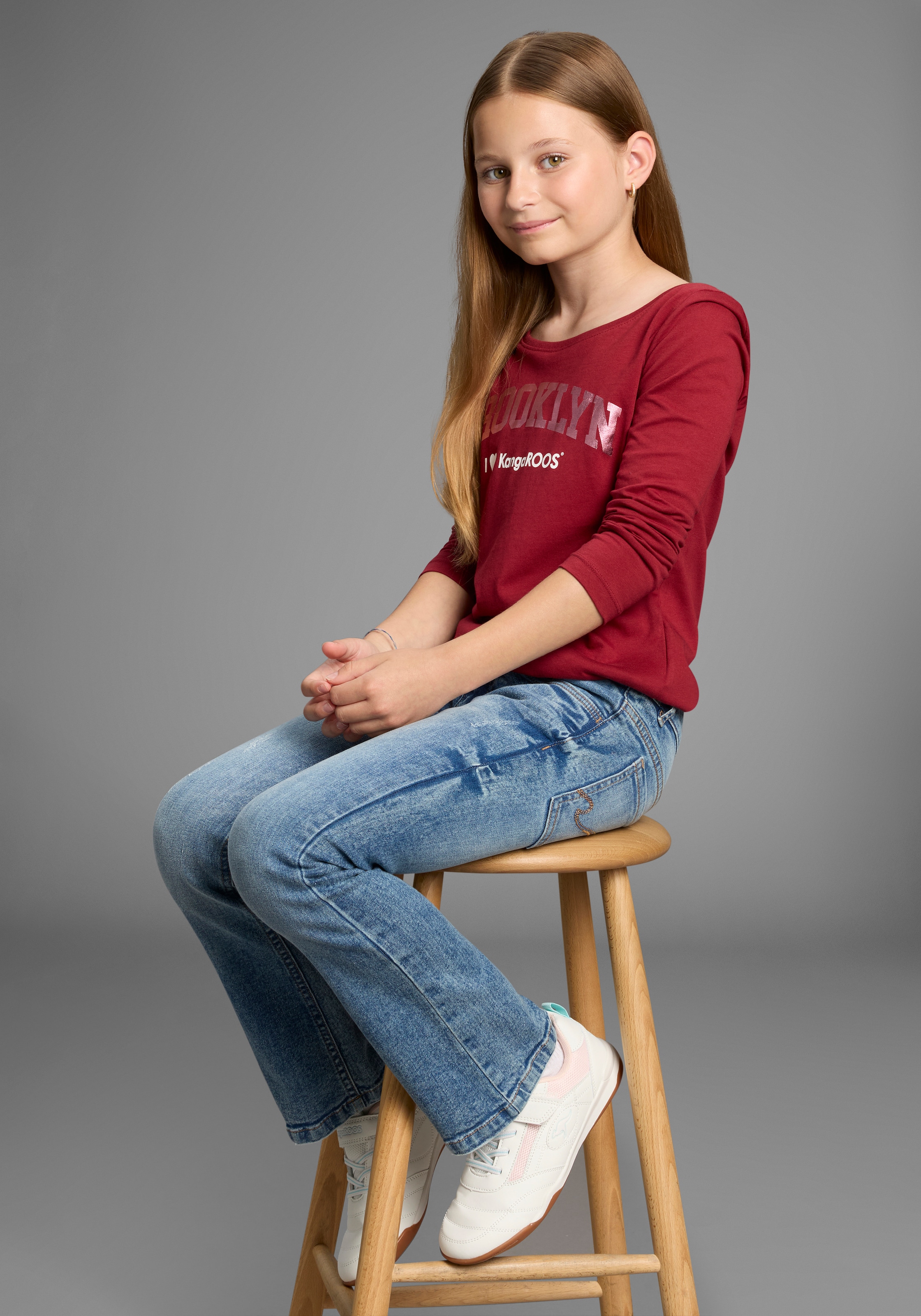KangaROOS Langarmshirt »Shirt mit BROOKLYN Print«, Trendiger Frontprint, U-Boot Ausschnitt