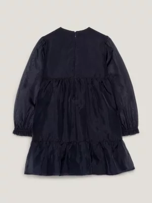 Vestido de organza com camadas, modelagem acinturada e evasê