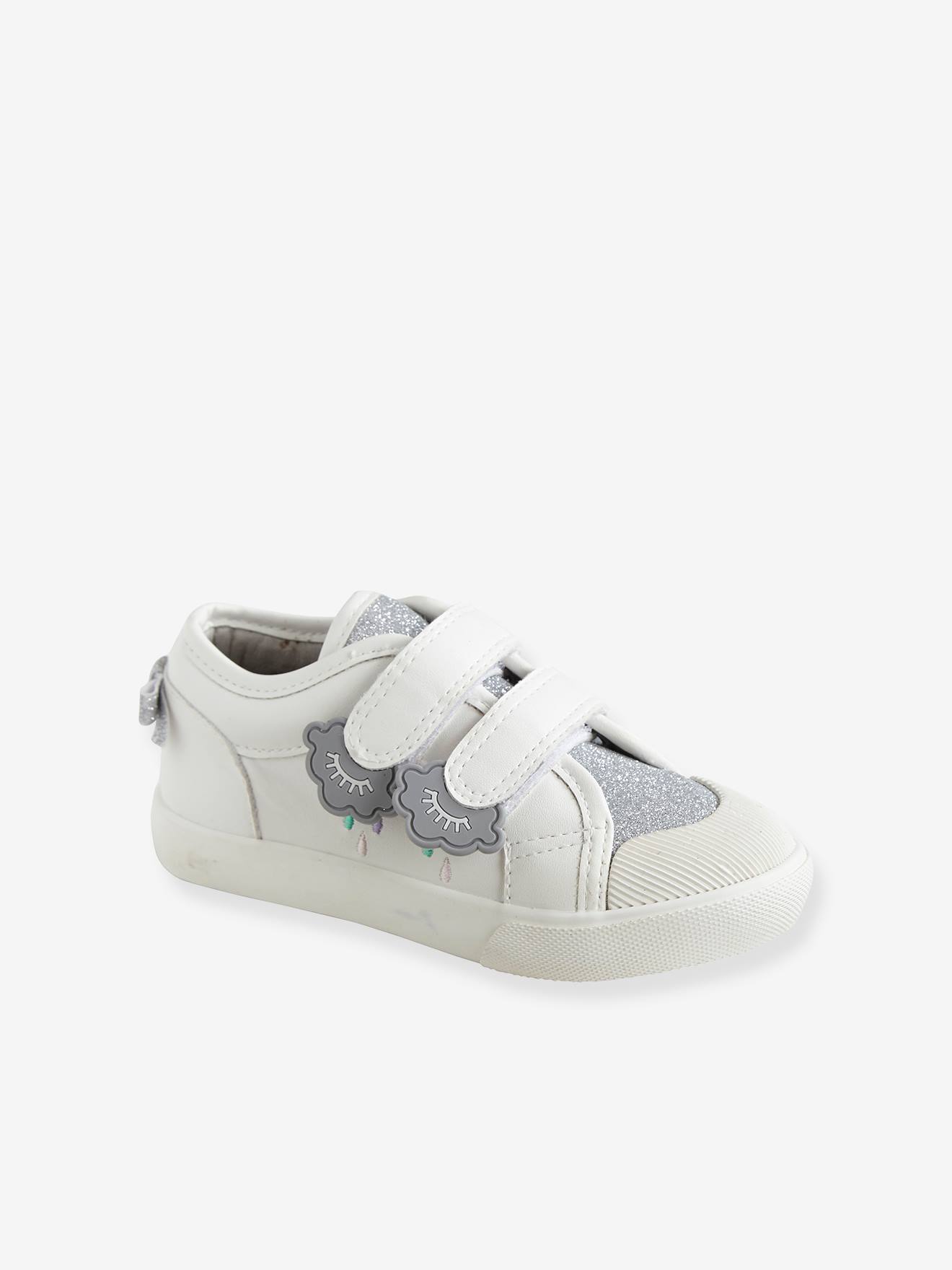 Tênis infantil feminino com fecho de velcro, modelo especial para maior independência, branco claro, liso.