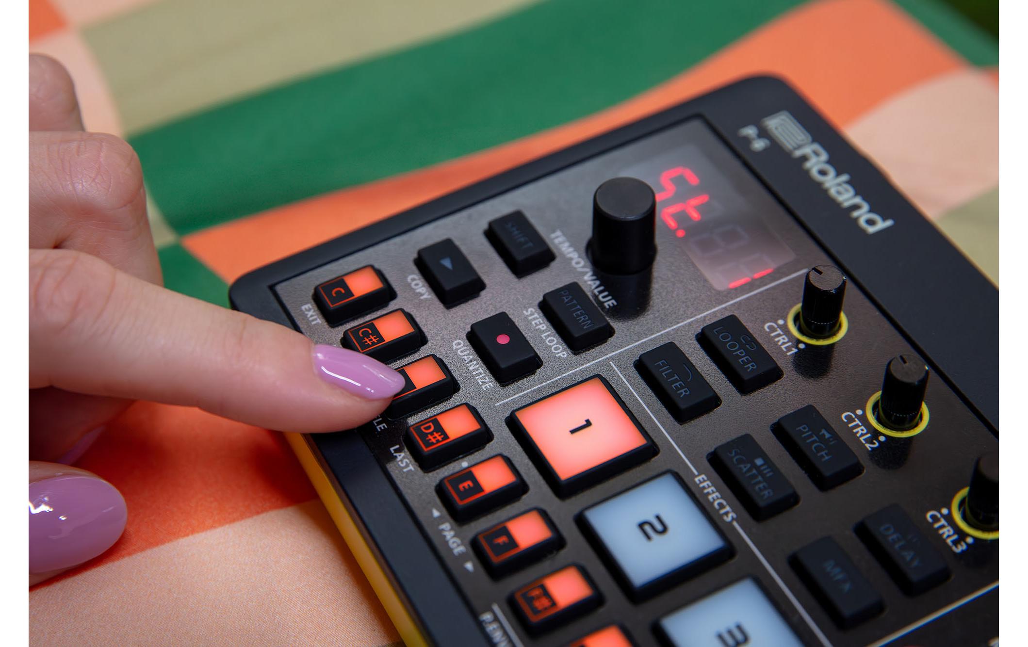 Synthesizer AIRA P-6 Creative Sampler<br>Kombiniert die berühmte Roland Sampling-Technologie mit fortschrittlichem Granular-Sounddesign und einem leistungsstarken Sequenzer in einem Gerät im Taschenformat