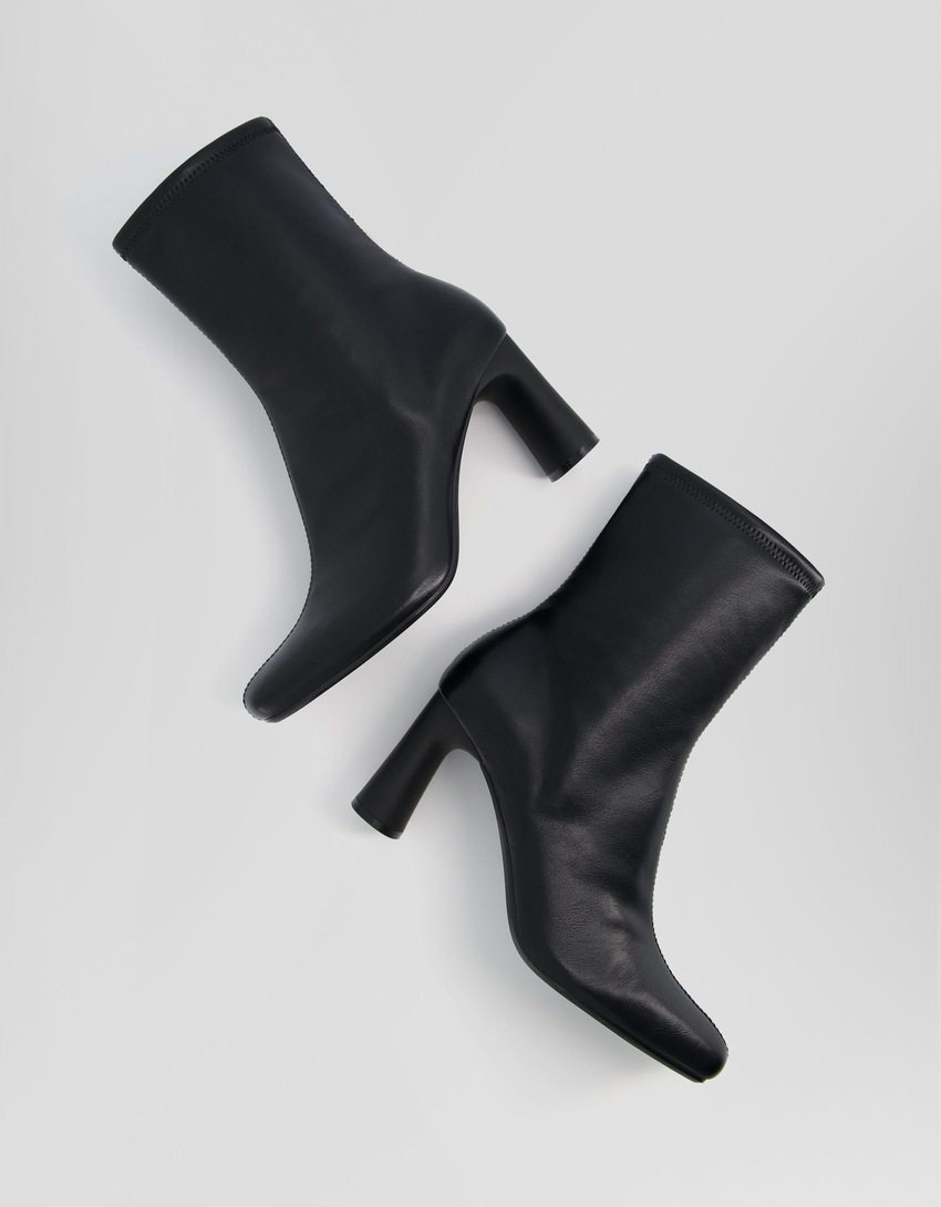 Botas de cano curto com salto médio ajustado