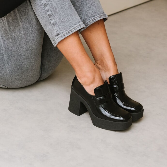 Mocassins à plateformes et bouts carrés  en cuir brillant noir
