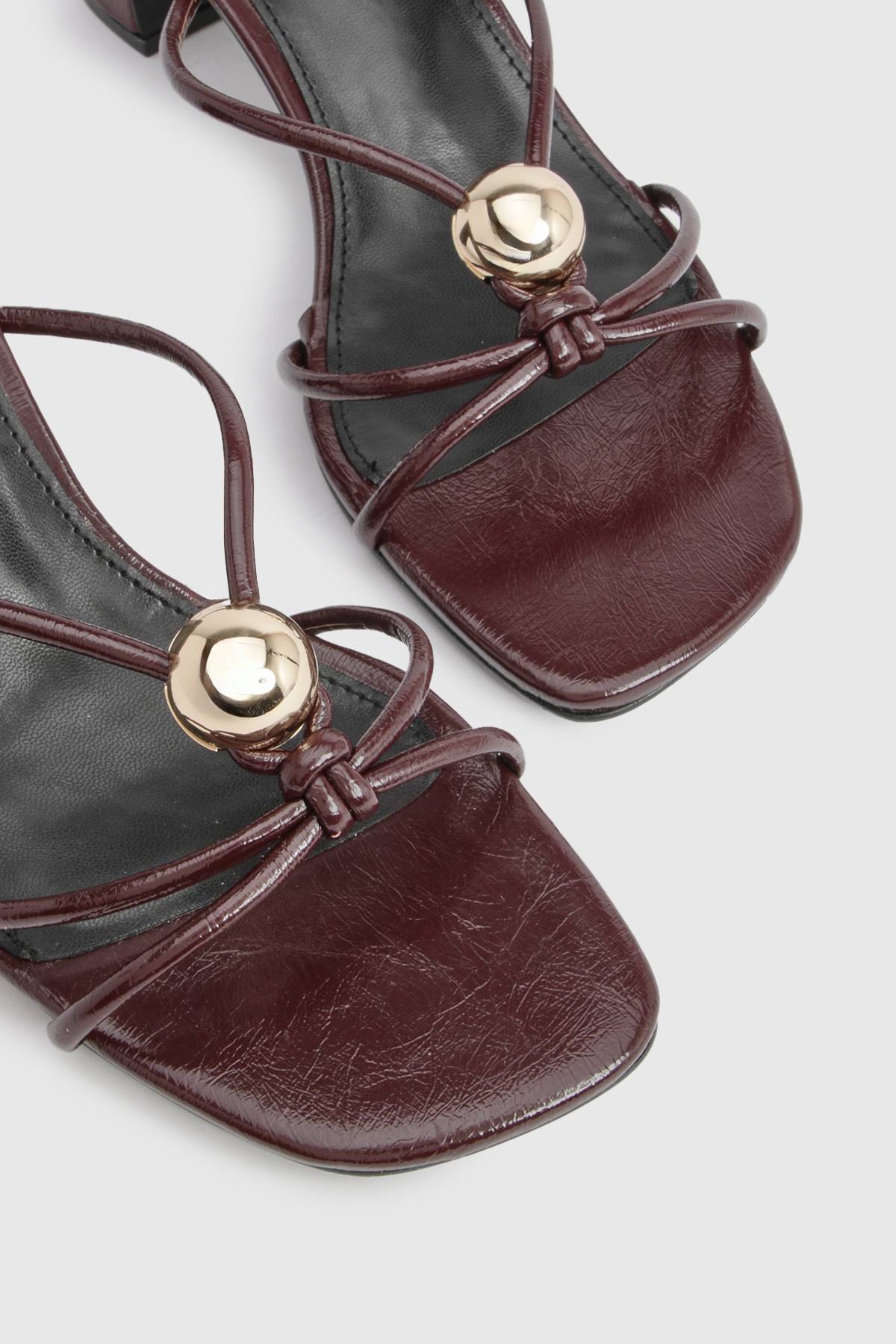boohoo Mules À Brides Avec Finitions Dorées