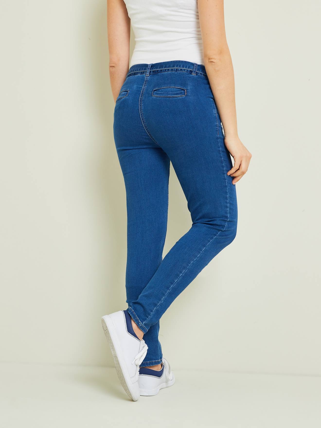 Calças de maternidade justas em fleece, estilo jeans de lavagem média, azul