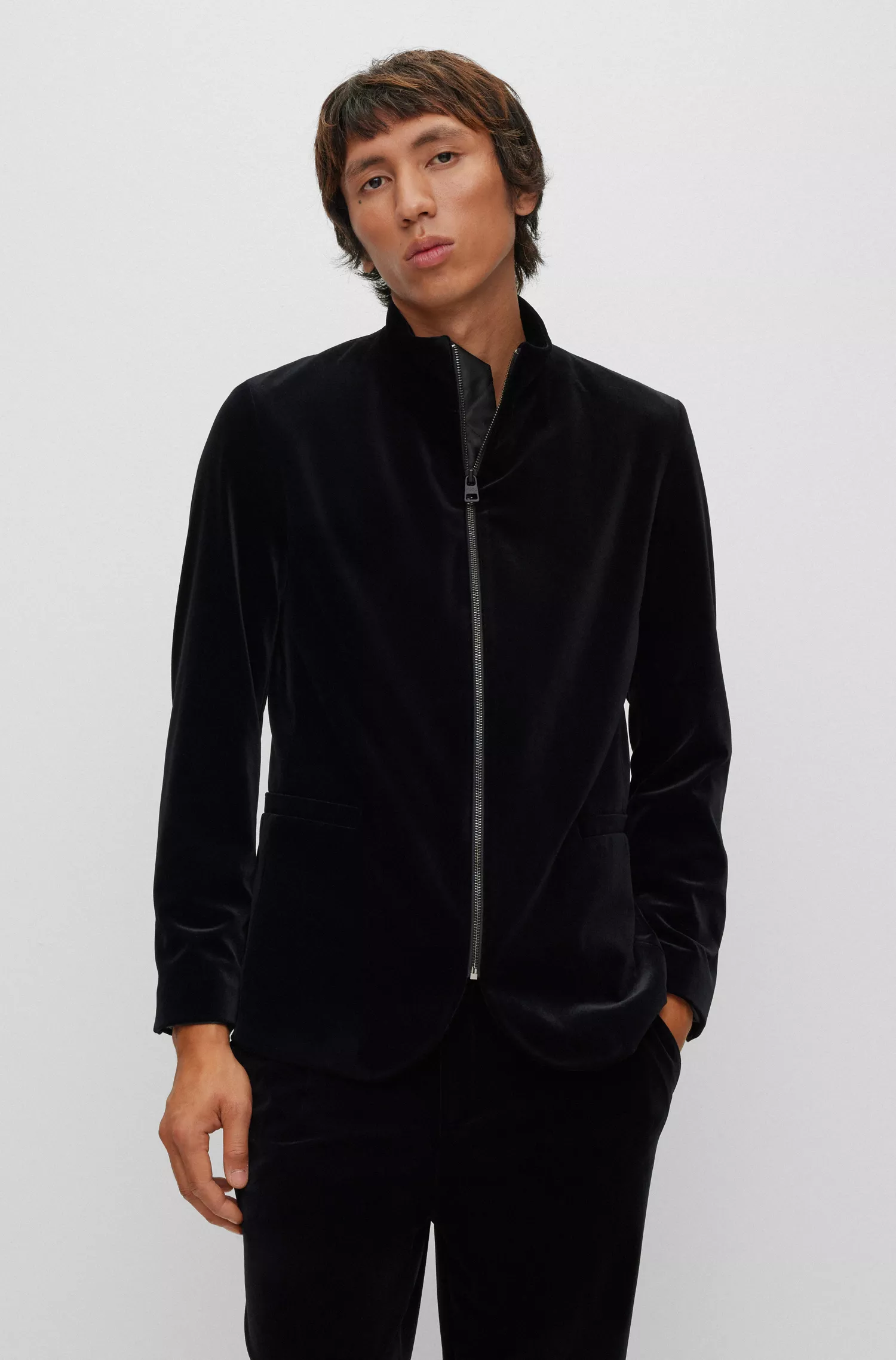 Jaqueta HUGO vermelha, extra slim fit, em veludo elástico.