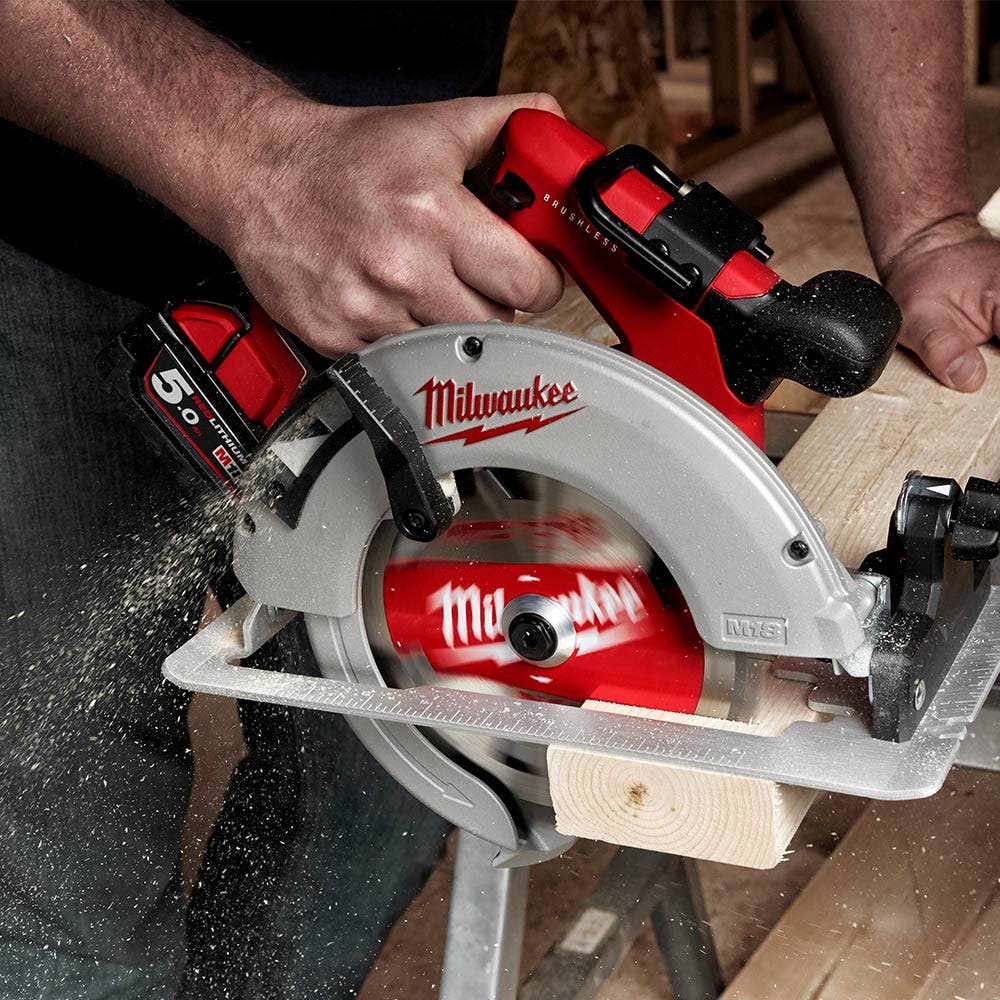 Serra circular Milwaukee 18V sem escovas de 184 mm Skin M18BLCS66-0