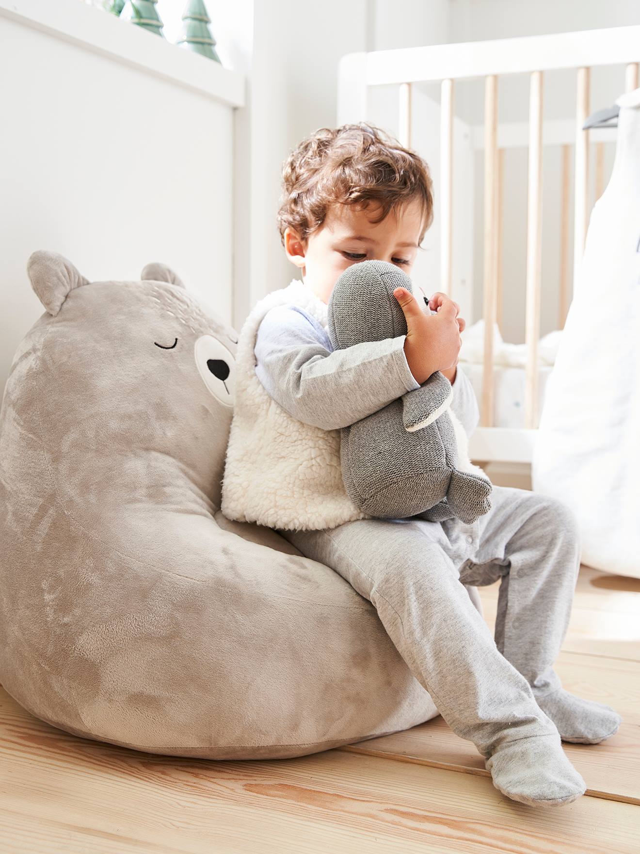 Poltrona em forma de urso com pele sintética bicolor cinza-claro/multicolorida