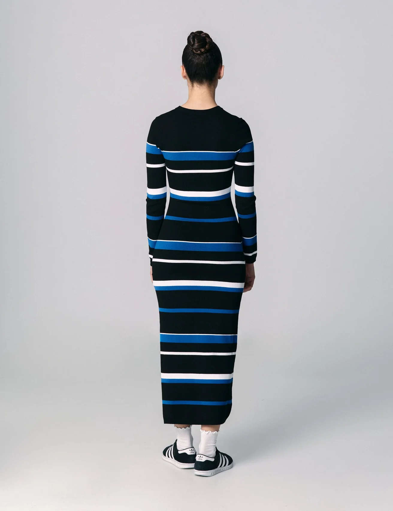 Robe longue à rayures noire et bleue