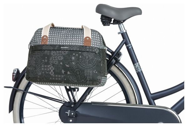 Basil Boheme transporter tous les sacs de 18 litres de charbon de bois