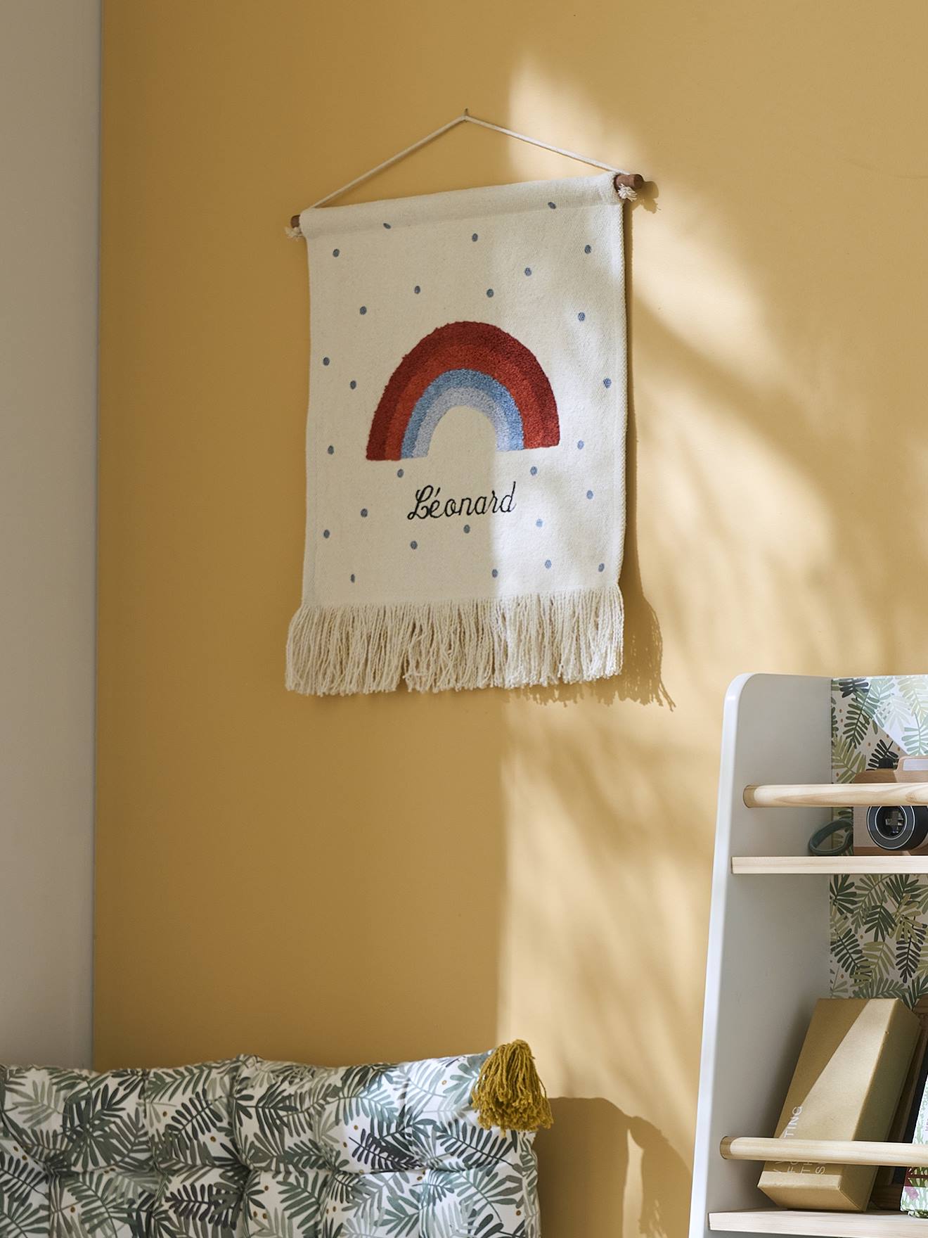 Mural de parede personalizável em branco, tamanho médio, liso, com estampa de arco-íris.