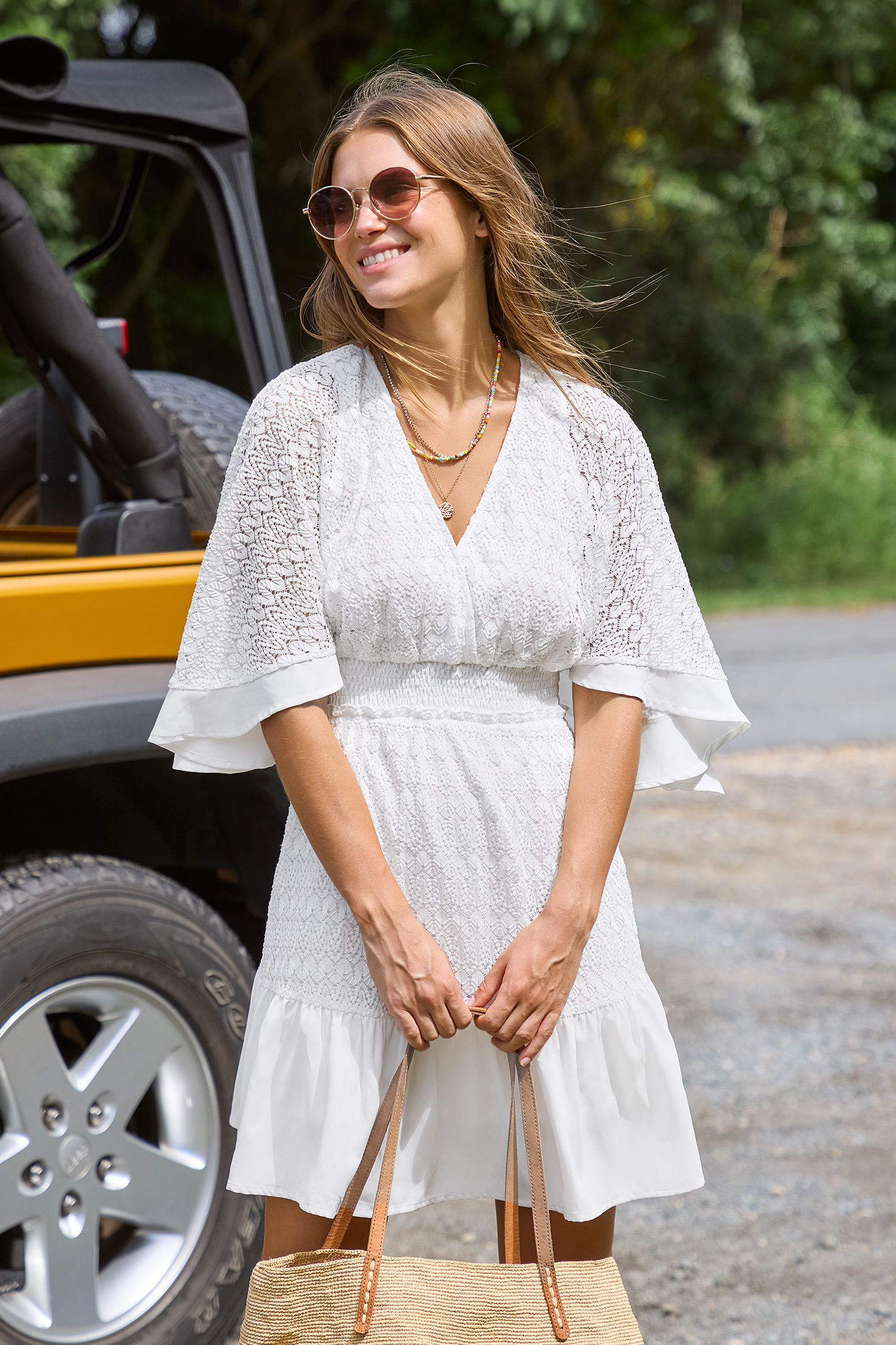 Robe mini avec taille à smocks en dentelle blanche