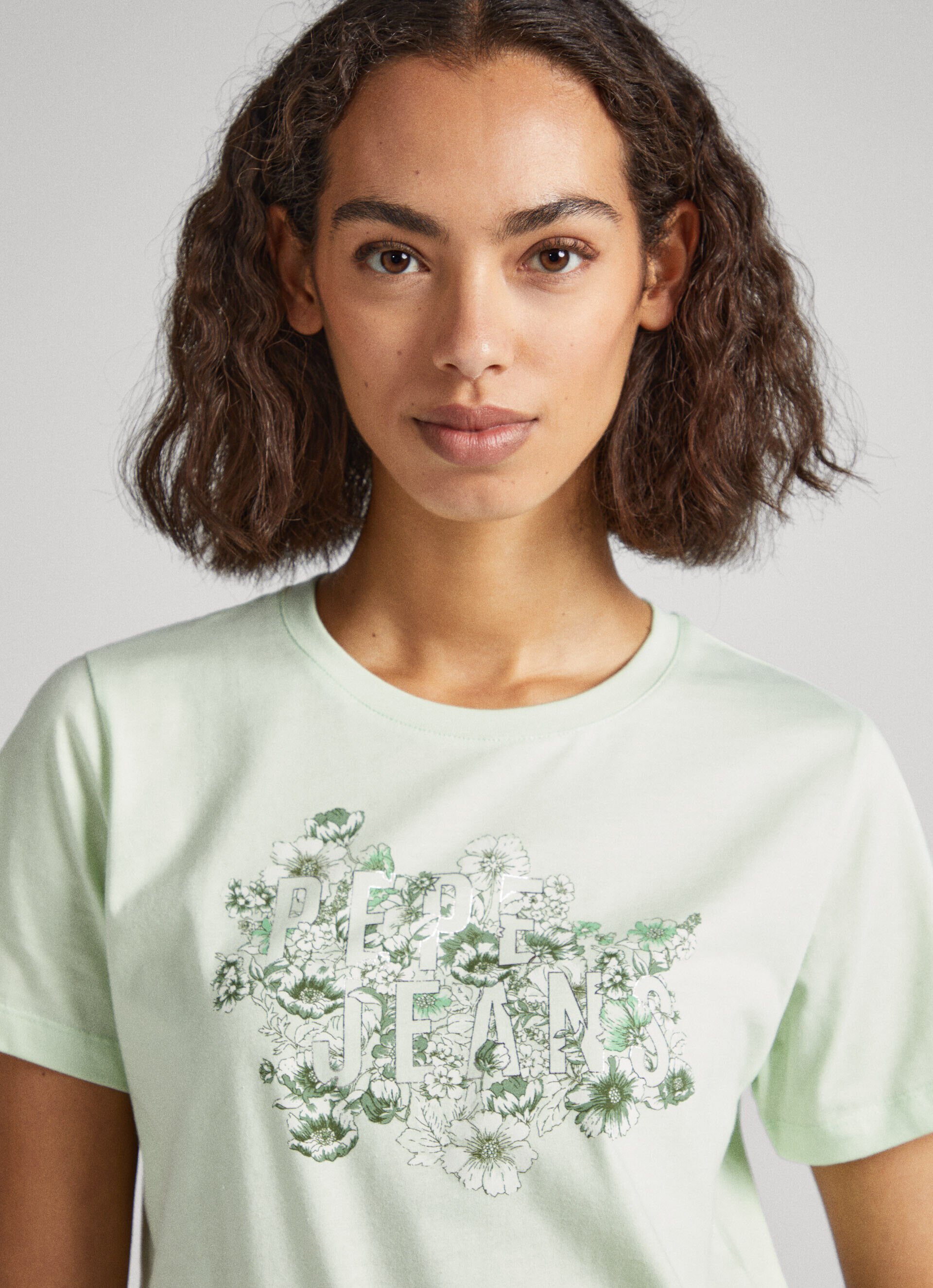 CAMISETA COM ESTAMPA FLORAL - verde claro