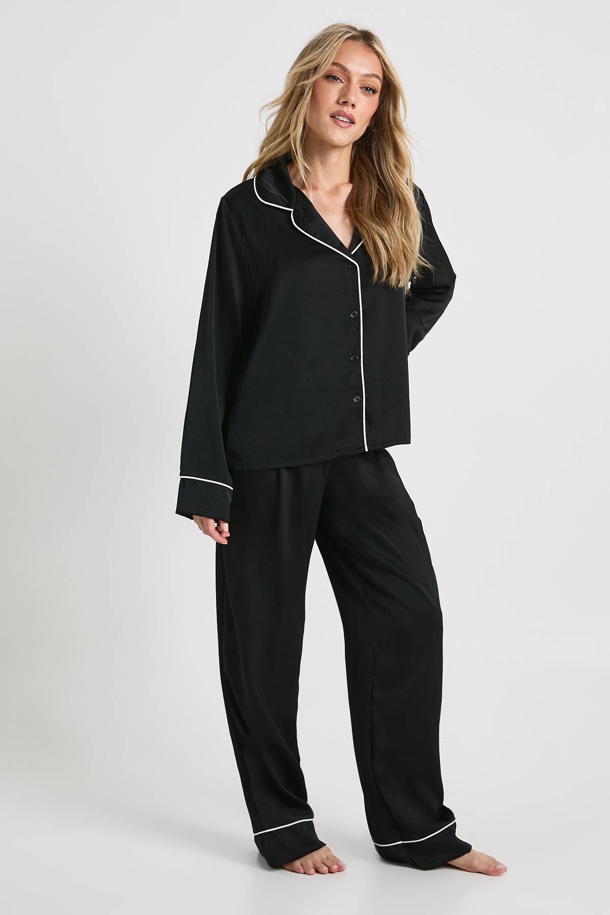 boohoo Ensemble Pyjama Petite Chemise Et Pantalon À Manches Longues En Satin Avec Détails Passepoilés