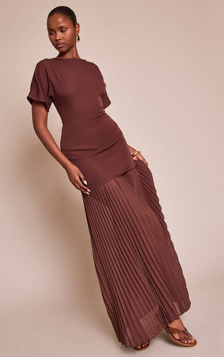 Chocolat Robe Maxi Ajustée En Satin Chocolat Avec Nœud Dos Et Ourlet Plissé