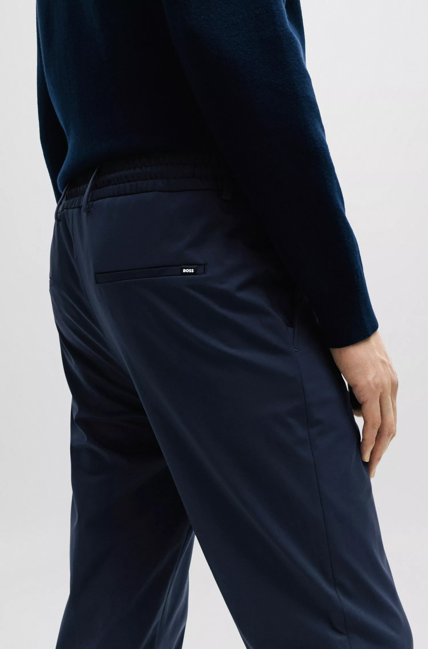 Calça BOSS preta de corte slim em malha elástica de alta performance.
