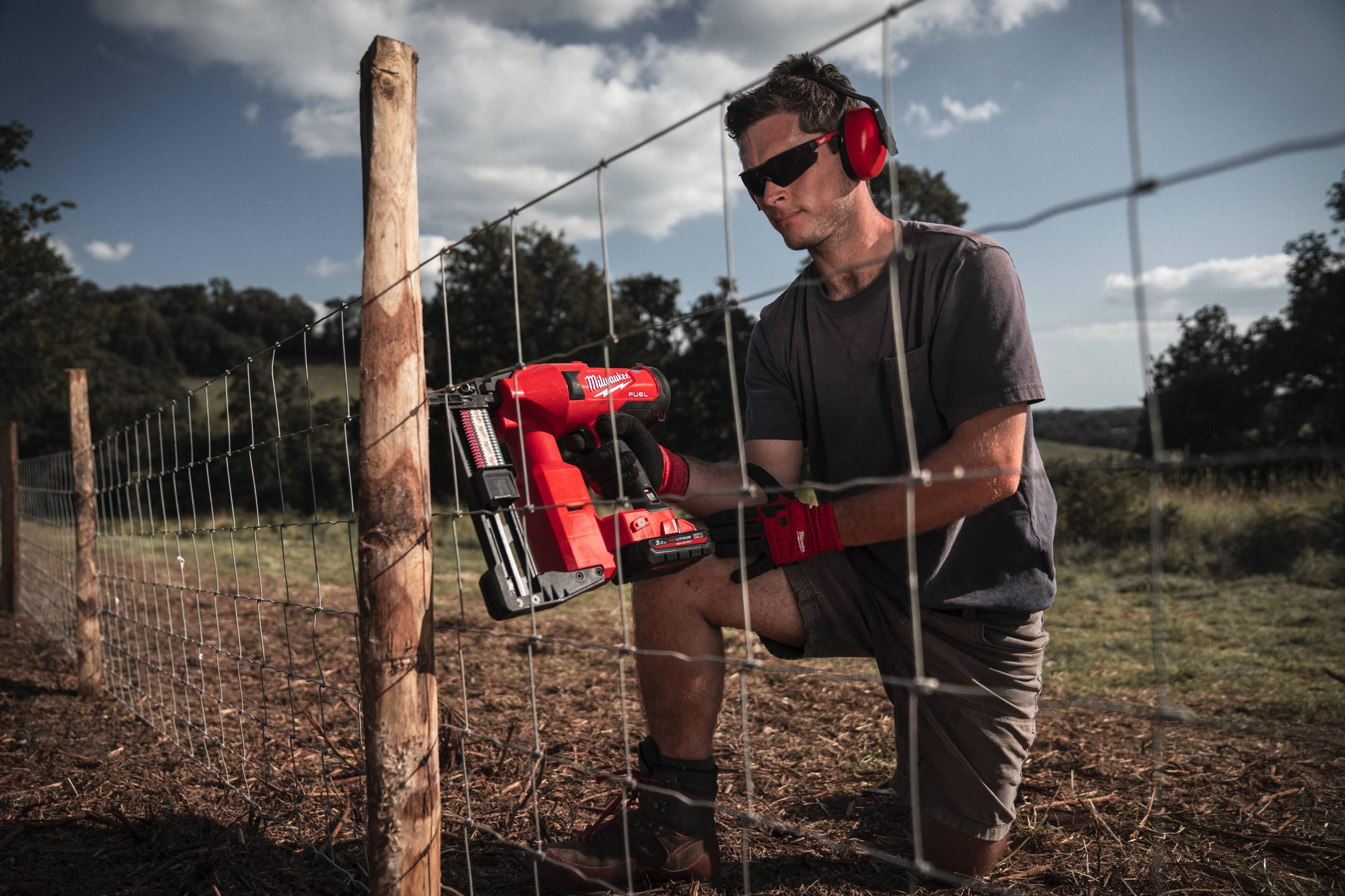 Milwaukee M18 FUEL™ FFUS-0C Accu Constructietacker voor hekwerk 18V Basic Body in koffer - 4933479834