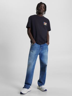 Camiseta clássica com logo nas costas e modelagem ajustada