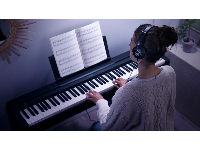 Yamaha E-Piano P-45B Schwarz Authentisches E-Piano mit natürlichem Spielgefühl