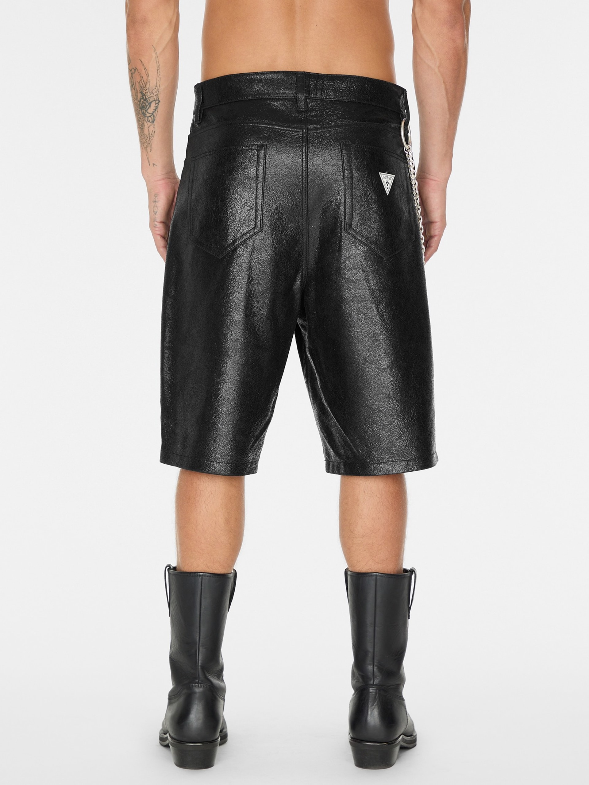 shorts de couro craquelado