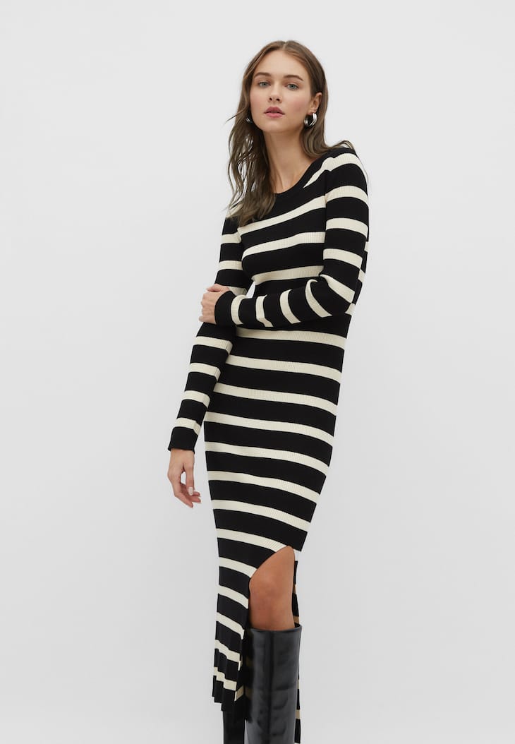 Vestido longo listrado de tricô grosso com fenda