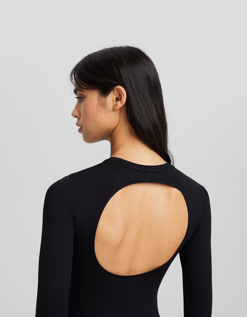 Vestido longo com costas abertas e mangas compridas.