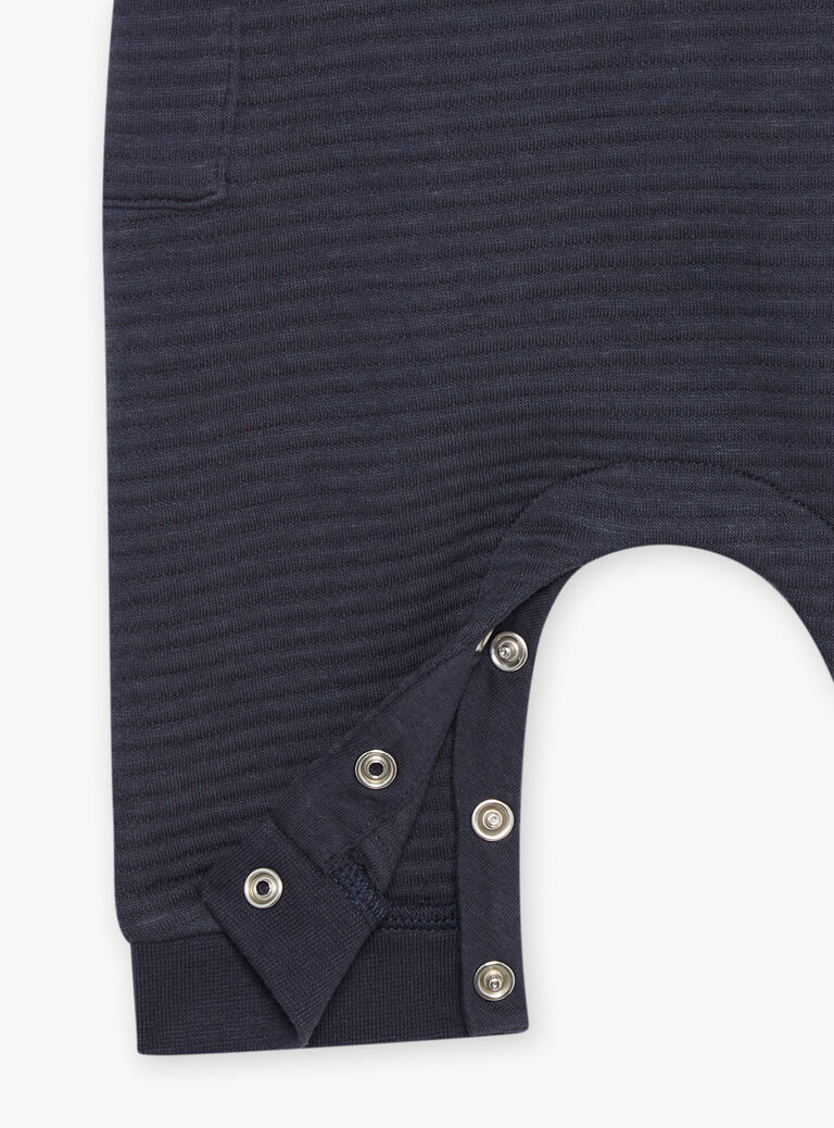 Body polo bleu et écru, salopette bleu nuit et chaussettes bleues