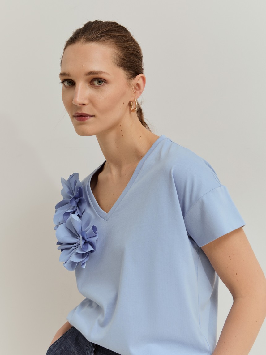 T-shirt com flores e detalhe de missangas