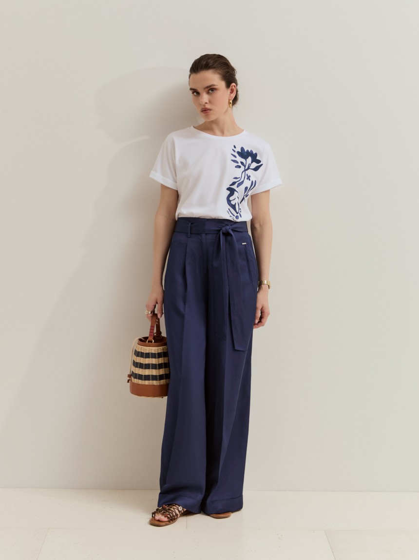T-shirt em algodão com aplicação floral