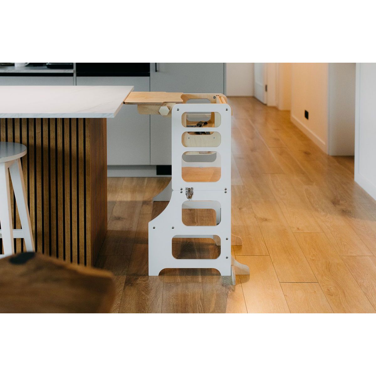 Duck WoodworksDuck Woodworks   klappbarer Lernturm und Hochstuhl weiss
