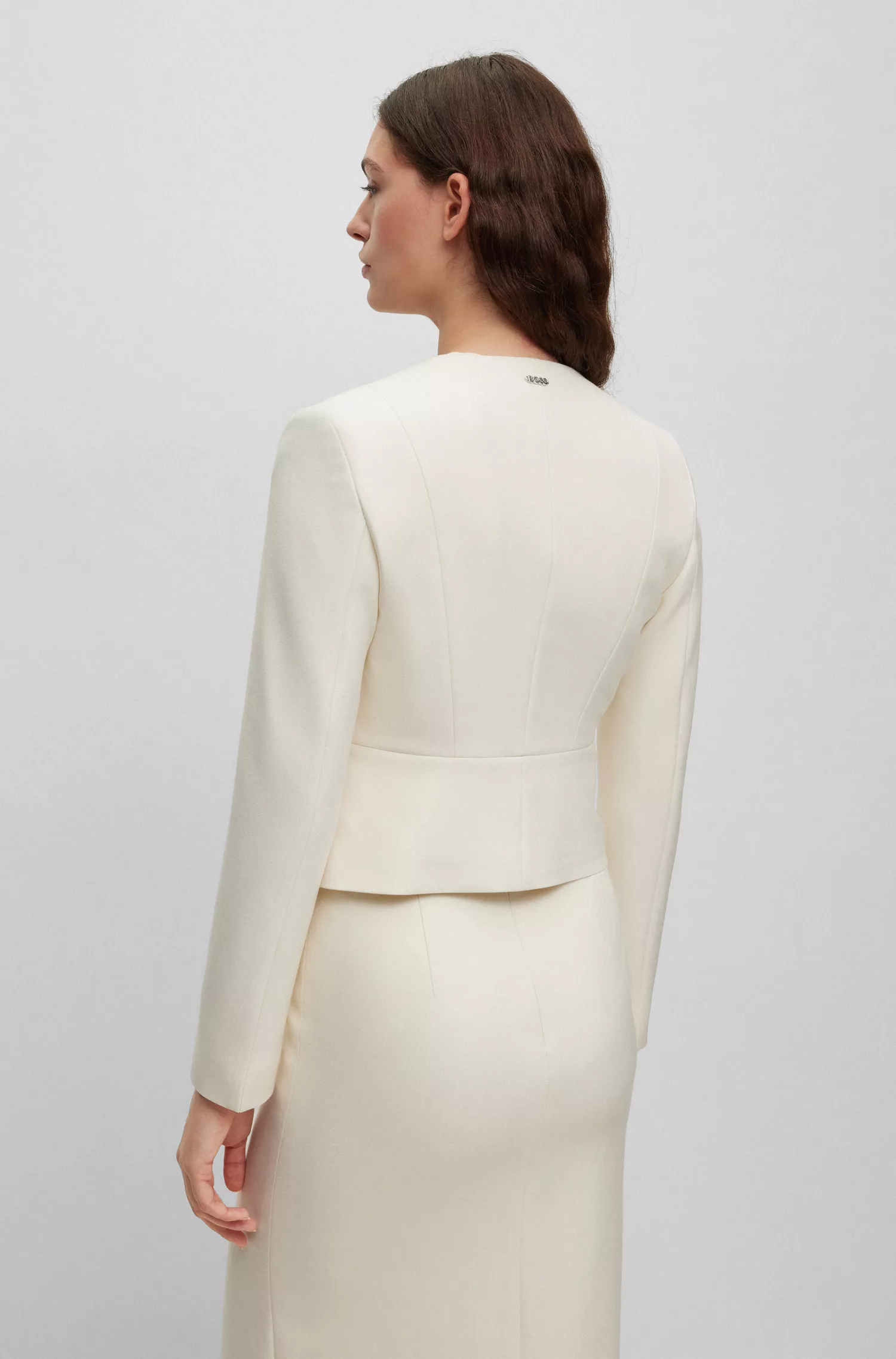 Jaqueta cropped BOSS preta, corte slim, sem gola.