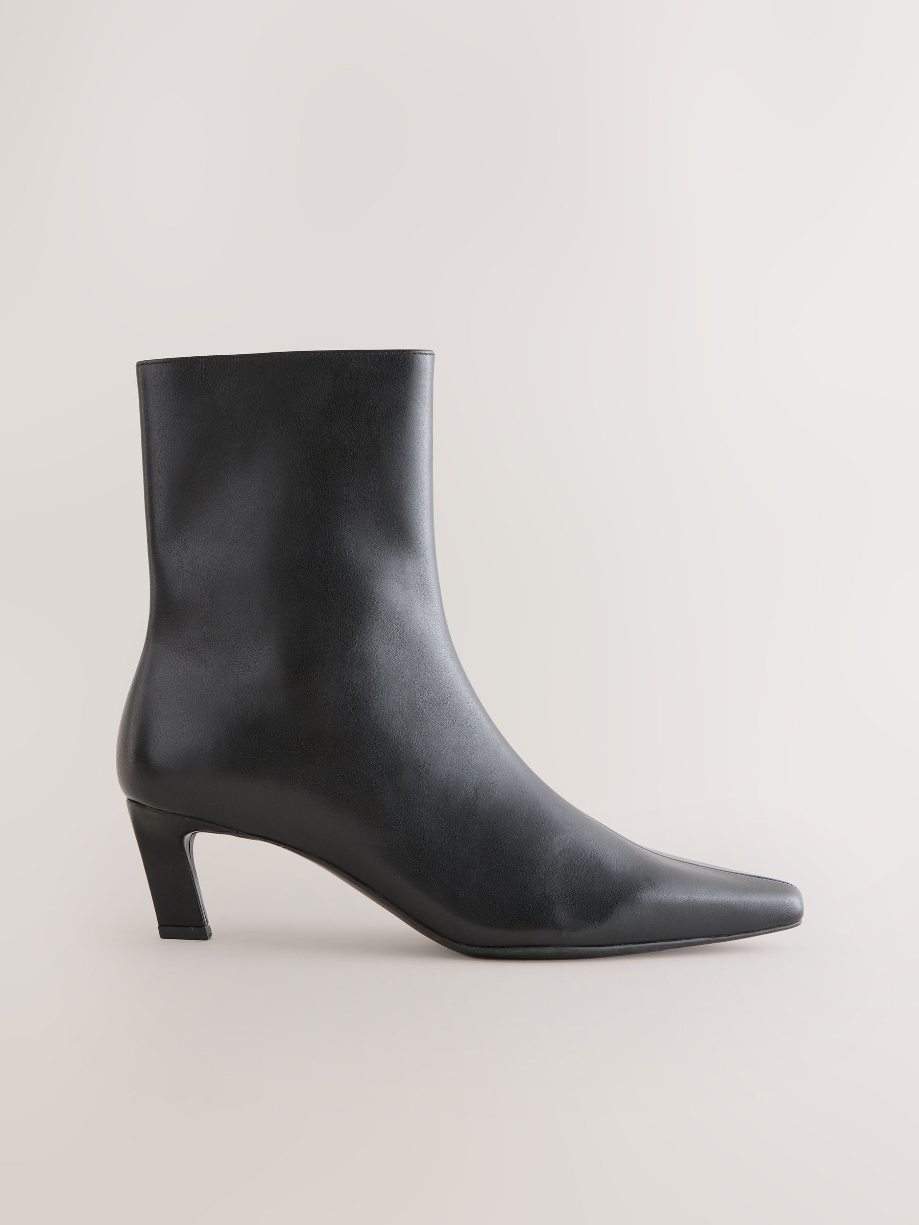 Zwart leer - Forever Comfort® enkellaarsjes met hak en spitse neus