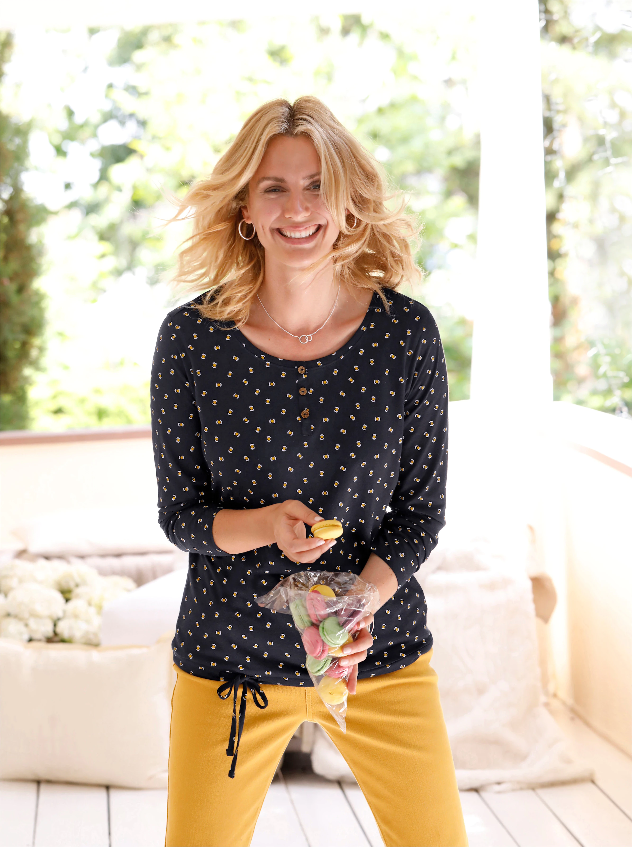 Langarmshirt in marine-ocker-bedruckt