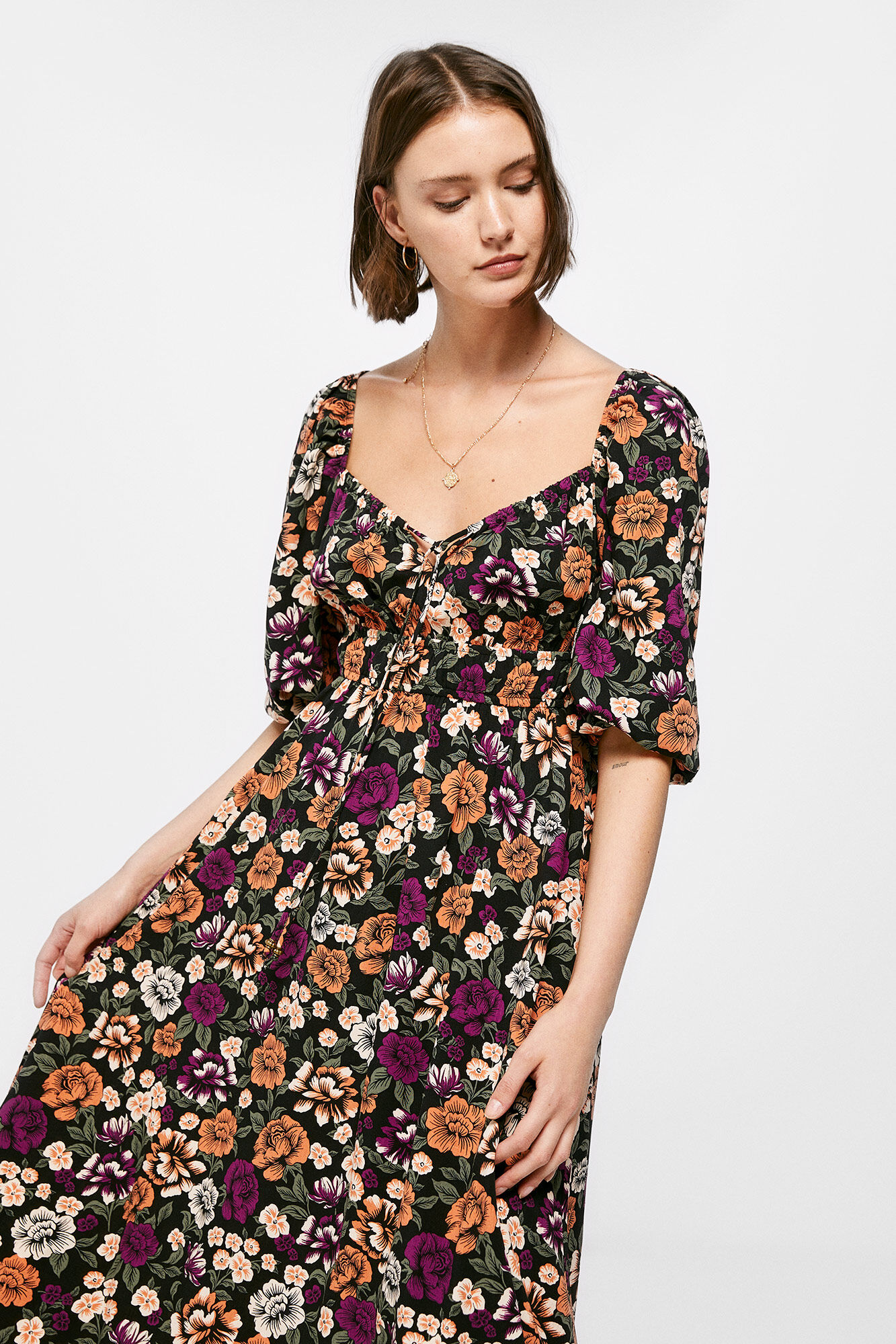 Vestido midi com cintura elástica.