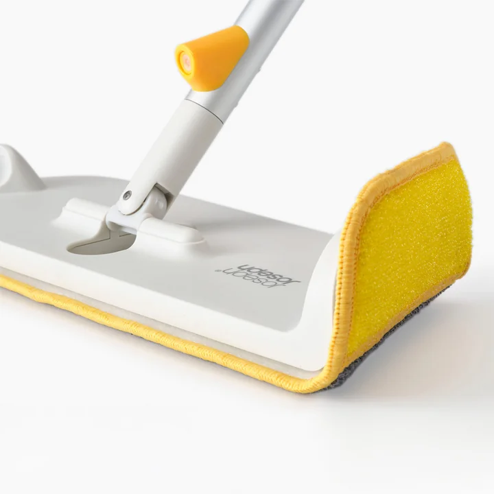 Joseph Joseph - CleanTech Sprühmop mit Scheuerschwamm, light stone