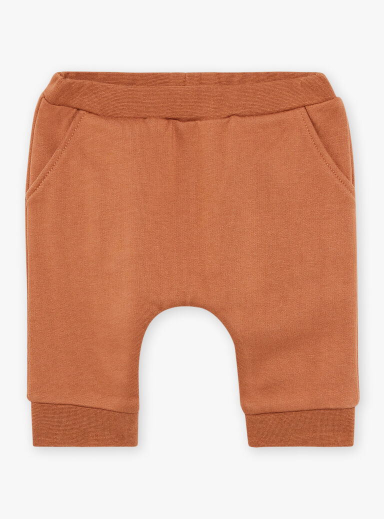 Ensemble haut écru, pantalon et chausettes caramel