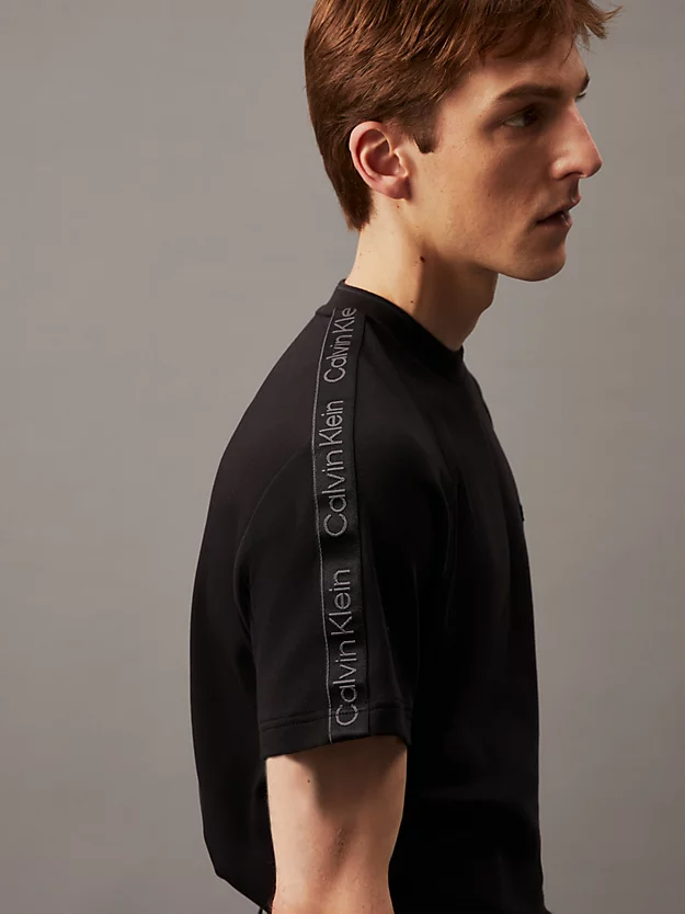 Camiseta com logo na manga raglan