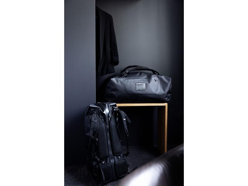 Ortlieb Duffle Bag Atrack Metrosphere 34L, Black embossed Modischer Rucksack für Reise und Kurztrips